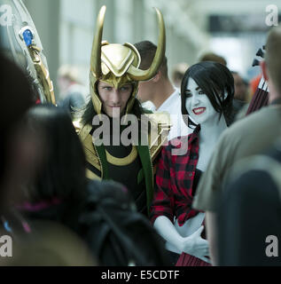 San Diego, Californie, USA. 26 juillet, 2014. A la mi-gothique méchant en or horned helmet pose avec jeune et jolie fille Zombie sud avec la peau verte et les cheveux noirs dans la foule.---La 40e édition annuelle 2014 International Comic-Con le samedi 26 juillet 2014, dans sa troisième de quatre jours au centre de convention de San Diego. L'événement annuel, le plus grand de son genre, rassemble environ 150 000 sci-fi, TV, horreur, Cartoon et les amateurs de jeux à San Diego pour célébrer avec le fournisseur des expositions et des présentations ainsi que des discussions de groupe ainsi que des apparitions de célébrités pour signer livre Banque D'Images