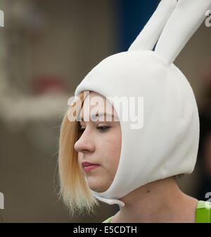 San Diego, Californie, USA. 26 juillet, 2014. Une jeune et jolie fille en blanc bunny cap avec les oreilles en gros plan.----La 40e édition annuelle 2014 International Comic-Con le samedi 26 juillet 2014, dans sa troisième de quatre jours au centre de convention de San Diego. L'événement annuel, le plus grand de son genre, rassemble environ 150 000 sci-fi, TV, horreur, Cartoon et les amateurs de jeux à San Diego pour célébrer avec le fournisseur des expositions et des présentations ainsi que des discussions de groupe ainsi que des apparitions de célébrités pour des signatures de livres et des conférences. © David Bro/ZUMA/Alamy Fil Live News Banque D'Images