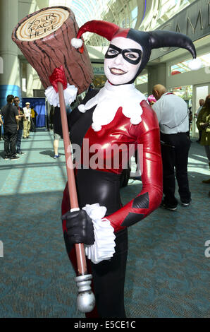 San Diego, Californie, USA. 26 juillet, 2014. Une jeune et jolie fille arlequin joker en rouge et noir brillant détient jacomo marteau.---La 40e édition annuelle 2014 International Comic-Con le samedi 26 juillet 2014, dans sa troisième de quatre jours au centre de convention de San Diego. L'événement annuel, le plus grand de son genre, rassemble environ 150 000 sci-fi, TV, horreur, Cartoon et les amateurs de jeux à San Diego pour célébrer avec le fournisseur des expositions et des présentations ainsi que des discussions de groupe ainsi que des apparitions de célébrités pour des signatures de livres et des conférences. (Crédit Image : © David Bro/ZUMA Banque D'Images