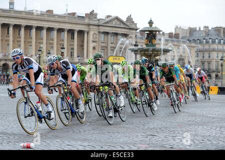 Paris, France. 27 juillet, 2014. Evry à Champs Elysées, Paris, France. Stade 21 et dernière étape du Tour de France cycling championships. Pelton passe le Crédit : fontaines Plus Sport Action Images/Alamy Live News Banque D'Images