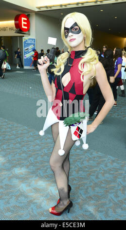 San Diego, Californie, USA. 26 juillet, 2014. Une jeune et jolie blonde Joker Gunslinger Girl Arlequin pose fièrement avec son pistolet.----La 40e édition annuelle 2014 International Comic-Con le samedi 26 juillet 2014, dans sa troisième de quatre jours au centre de convention de San Diego. L'événement annuel, le plus grand de son genre, rassemble environ 150 000 sci-fi, TV, horreur, Cartoon et les amateurs de jeux à San Diego pour célébrer avec le fournisseur des expositions et des présentations ainsi que des discussions de groupe ainsi que des apparitions de célébrités pour des signatures de livres et des conférences. © David Bro/ZUMA/Alamy Fil Live News Banque D'Images