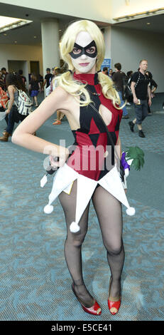 San Diego, Californie, USA. 26 juillet, 2014. Une jeune et jolie blonde Joker Gunslinger Girl Arlequin pose fièrement avec son pistolet.----La 40e édition annuelle 2014 International Comic-Con le samedi 26 juillet 2014, dans sa troisième de quatre jours au centre de convention de San Diego. L'événement annuel, le plus grand de son genre, rassemble environ 150 000 sci-fi, TV, horreur, Cartoon et les amateurs de jeux à San Diego pour célébrer avec le fournisseur des expositions et des présentations ainsi que des discussions de groupe ainsi que des apparitions de célébrités pour des signatures de livres et des conférences. © David Bro/ZUMA/Alamy Fil Live News Banque D'Images