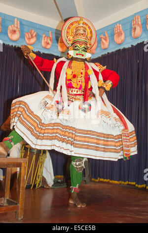 Acteurs dans le Kerala's classic dance-dramatique intitulée Kathakali porter des costumes élaborés et la coiffure ainsi qu'un miroir spécial ; ici sur Banque D'Images