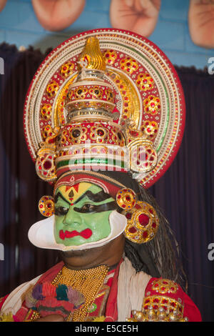 Acteur de Kathakali, danse classique du Kerala-théâtre, porte maquille (vert visage montre hero) ainsi qu'élaborer un bijoux Banque D'Images
