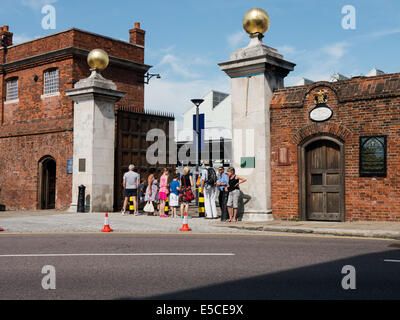 Les touristes à l'entrée principale de Portsmouth Historic Dockyard, Angleterre Banque D'Images
