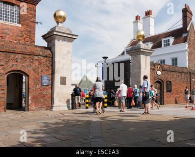 Les touristes à l'entrée principale de Portsmouth Historic Dockyard, Angleterre Banque D'Images