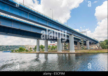 Ataturk grand pont routier sur Bosphore à Istanbul Turquie Banque D'Images
