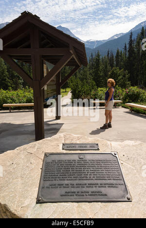 Elk203-2506v Canada, en Colombie-Britannique, le parc provincial du mont Robson, Mt signe Terry Fox Banque D'Images