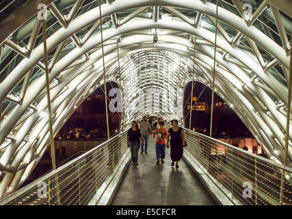 Le Pont de la paix. 27 juillet, 2014. Le pont au-dessus de la rivière Kura et relie les domaines de Tbilissi, Géorgie © Igor Golovniov/ZUMA/Alamy Fil Live News Banque D'Images