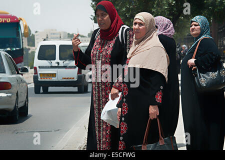 Les femmes israéliennes arabes un bus vous attend à l'extérieur de la vieille ville de Jérusalem, Israël Banque D'Images