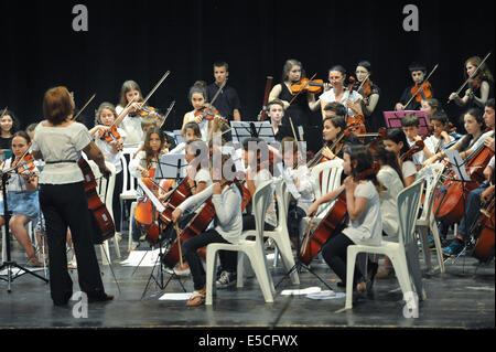 De jeunes étudiants effectuer au conseil régional Eshkol. Un concert philharmonic composé d'étudiants de 3e année à l'école secondaire Banque D'Images