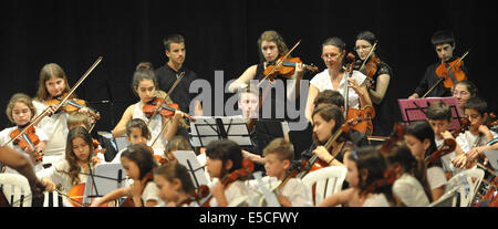 De jeunes étudiants effectuer au conseil régional Eshkol. Un concert philharmonic composé d'étudiants de 3e année à l'école secondaire Banque D'Images