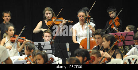 De jeunes étudiants effectuer au conseil régional Eshkol. Un concert philharmonic composé d'étudiants de 3e année à l'école secondaire Banque D'Images