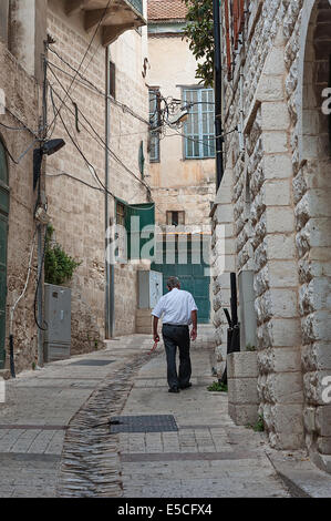 Un homme marche dans une ruelle dans la vieille ville de Nazareth, Israël. Banque D'Images