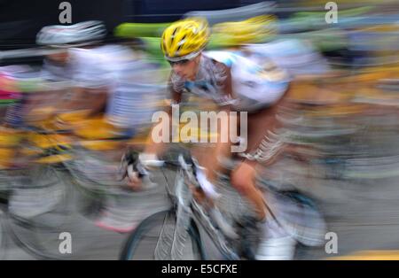 Paris, France. 27 juillet, 2014. Au cours de la concurrence Racers 137,5 km dernière étape de la Tournée 2014 de France à Paris, France, le 27 juillet 2014. Crédit : Chen Xiaowei/Xinhua/Alamy Live News Banque D'Images