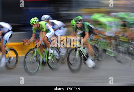 Paris, France. 27 juillet, 2014. Au cours de la concurrence Racers 137,5 km dernière étape de la Tournée 2014 de France à Paris, France, le 27 juillet 2014. Crédit : Chen Xiaowei/Xinhua/Alamy Live News Banque D'Images