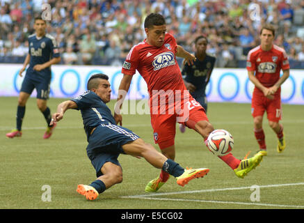 Vancouver, Canada. 27 juillet, 2014. Whitecaps de Vancouver' Sebastian Fernandez (L) rivalise avec FC Dallas' Victor Ulloa lors de leur match de soccer MLS au BC Place à Vancouver, Canada, le 27 juillet 2014. Whitecaps de Vancouver FC Dallas 2-2 liée. Crédit : Sergei Bachlakov/Xinhua/Alamy Live News Banque D'Images