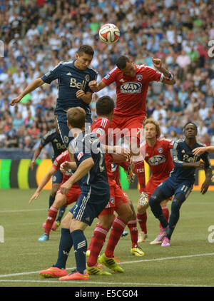 Vancouver, Canada. 27 juillet, 2014. Whitecaps de Vancouver' Johnny Commandesur (L) rivalise avec FC Dallas' Blas Perez lors de leur match de soccer MLS au BC Place à Vancouver, Canada, le 27 juillet 2014. Whitecaps de Vancouver FC Dallas 2-2 liée. Crédit : Sergei Bachlakov/Xinhua/Alamy Live News Banque D'Images