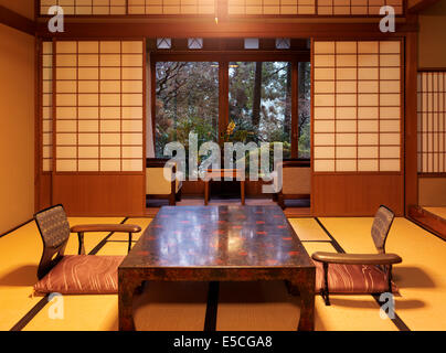 Table à thé japonais chabudai et chaises zaisu ryokan avec vue sur jardin à Gero, Japon Banque D'Images