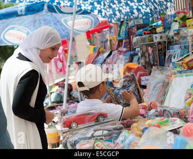 Une mère et son fils au marché libre dans la vieille ville de Nazareth, Israël Banque D'Images