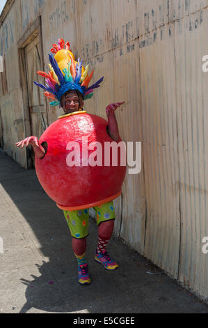 Un participant ayant un costume et matériel roulant créatif coiffure élaborée au solstice d'été 2014 Parade, Santa Barbara, CA Banque D'Images