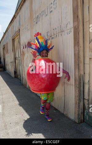 Un participant ayant un costume et matériel roulant créatif coiffure élaborée au solstice d'été 2014 Parade, Santa Barbara, CA Banque D'Images