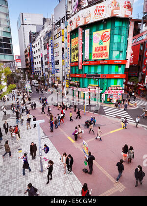 Les gens sur une place à la station JR Shinjuku sortie sud de Shinjuku, Tokyo, Japon 2014 Banque D'Images
