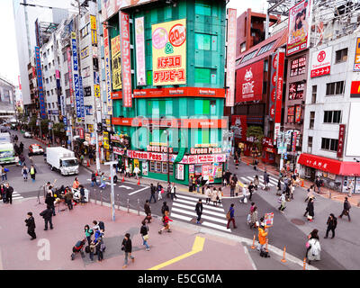 Pachislo Pois verts à Shinjuku sortie sud de la gare JR plaza, Tokyo, Japon 2014 Banque D'Images