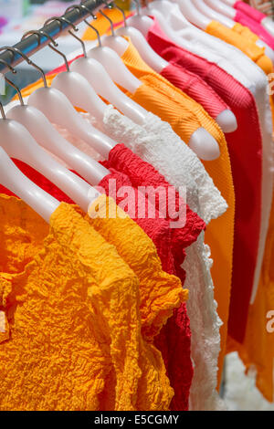 Womens tops colorés sur cintres dans un magasin au Japon Banque D'Images