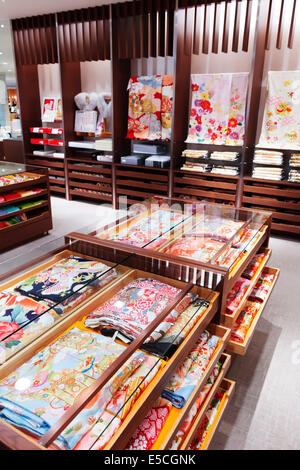 Tissus avec des motifs colorés sur l'écran dans un magasin à Tokyo, Japon Banque D'Images