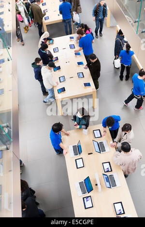 Les gens chez Apple store à essayer de nouveaux iPhones, iPads et MacBooks. Ginza, Tokyo, Japon 2014 Banque D'Images