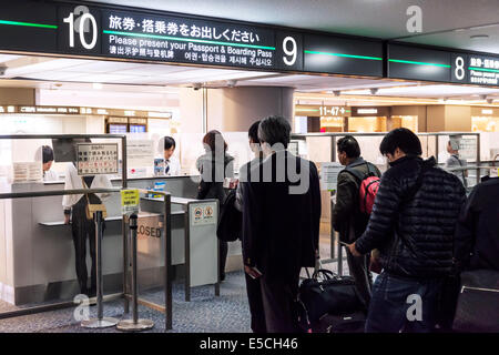 Personnes ont fait la queue à l'aéroport de vérifier la sécurité du passeport comptoir. L'Aéroport International de Narita, au Japon. Banque D'Images