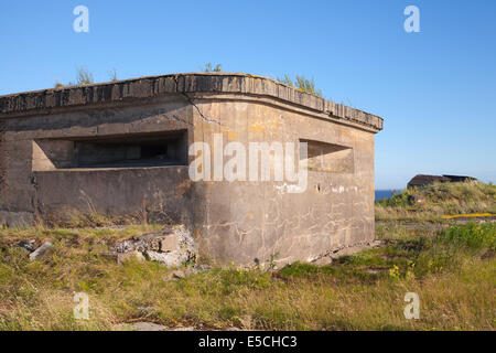 Béton vieux bunker sur Totleben fort island en Russie Banque D'Images