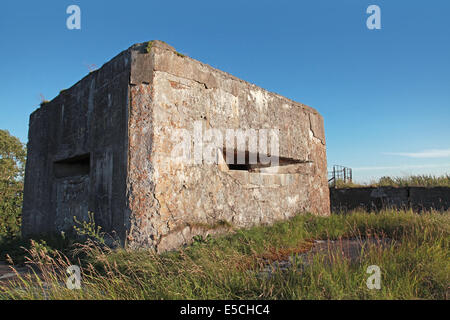 Béton vieux bunker de la DEUXIÈME GUERRE MONDIALE sur l'île en Russie Totleben fort Banque D'Images