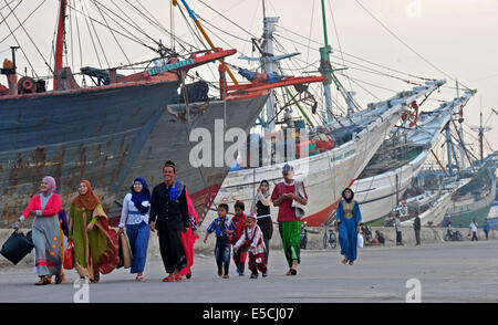 Jakarta, Indonésie. 28 juillet, 2014. Les musulmans qui vivent à proximité d'un port traditionnel de Sunda Kelapa arrivée à Jakarta en bateau pour assister à l'Eid Al-Fitr célébration, en Indonésie, le 28 juillet 2014. L'Aïd el-Fitr marque la fin du mois de jeûne musulman du Ramadan. Ti'Kuncahya Crédit : B./Xinhua/Alamy Live News Banque D'Images