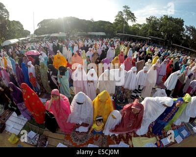 Quezon City, Philippines. 28 juillet, 2014. Les musulmans prient pendant la célébration de l'Aïd al-Fitr à Quezon City, Philippines, le 28 juillet 2014. Les musulmans du monde entier célèbrent l'Aïd al-Fitr, fête qui marque la fin du Ramadan. Credit : Rouelle Umali/Xinhua/Alamy Live News Banque D'Images