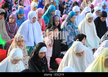 Quezon City, Philippines. 28 juillet, 2014. Les musulmans prient pendant la célébration de l'Aïd al-Fitr à Quezon City, Philippines, le 28 juillet 2014. Les musulmans du monde entier célèbrent l'Aïd al-Fitr, fête qui marque la fin du Ramadan. Credit : Rouelle Umali/Xinhua/Alamy Live News Banque D'Images