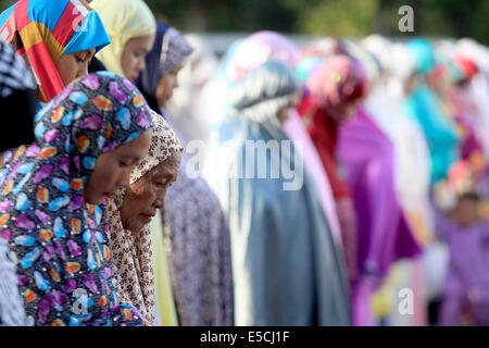 Quezon City, Philippines. 28 juillet, 2014. Les musulmans prient pendant la célébration de l'Aïd al-Fitr à Quezon City, Philippines, le 28 juillet 2014. Les musulmans du monde entier célèbrent l'Aïd al-Fitr, fête qui marque la fin du Ramadan. Credit : Rouelle Umali/Xinhua/Alamy Live News Banque D'Images