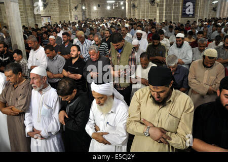 La ville de Gaza, bande de Gaza, territoire palestinien. 27 juillet, 2014. Les musulmans prient palestinienne au cours de la célébration de l'Aïd al-Fitr, fête marquant la fin du mois sacré du Ramadan, dans une mosquée à Gaza le 28 juillet 2014. Le Conseil de sécurité des Nations Unies a approuvé une déclaration exhortant le dimanche Israël, Palestiniens et militants du Hamas islamiste pour mettre en œuvre une trêve humanitaire au-delà de la fête musulmane de l'Aïd al-Fitr et de l'engager dans les efforts visant à parvenir à un cessez-le-feu durable Crédit : Mohammed Talatene/APA/Images/fil ZUMA Alamy Live News Banque D'Images