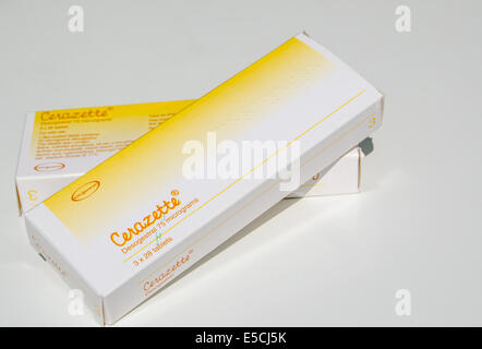 BASINGSTOKE, Royaume-Uni 1 Juin 2014 : deux paquets de pilules contraceptives Cerazette sur un fond blanc. Fabriqué par Merck Sharp Banque D'Images