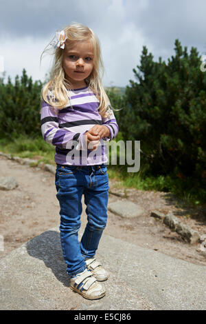 Enfant fille blonde'explorer les monts des Géants, Krkonose, République Tchèque Banque D'Images