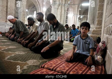 La ville de Gaza, bande de Gaza, territoire palestinien. 27 juillet, 2014. Les musulmans prient palestinienne au cours de la célébration de l'Aïd al-Fitr, fête marquant la fin du mois sacré du Ramadan, dans une mosquée à Gaza le 28 juillet 2014. Le Conseil de sécurité des Nations Unies a approuvé une déclaration exhortant le dimanche Israël, Palestiniens et militants du Hamas islamiste pour mettre en œuvre une trêve humanitaire au-delà de la fête musulmane de l'Aïd al-Fitr et de l'engager dans les efforts visant à parvenir à un cessez-le-feu durable Crédit : Mohammed Talatene/APA/Images/fil ZUMA Alamy Live News Banque D'Images