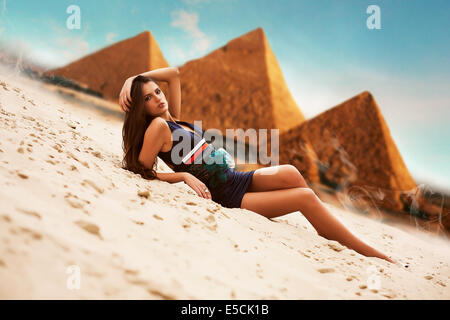 Jolie femme dans l'égypte au fond de la pyramide Banque D'Images
