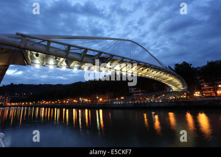 Passerelle au-dessus du fleuve Nervion à Bilbao. Province de Biscaye, Espagne Banque D'Images
