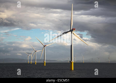 Éoliennes sur la mor de Gwynt y ferme éolienne au large de la côte nord du Pays de Galles au cours de la phase de construction en 2014. Banque D'Images