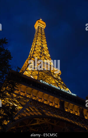 La Tour Eiffel Tower Restaurant de l'hôtel de Paris et le casino situé sur le Strip de Las Vegas dans le Paradis, au Nevada. Banque D'Images