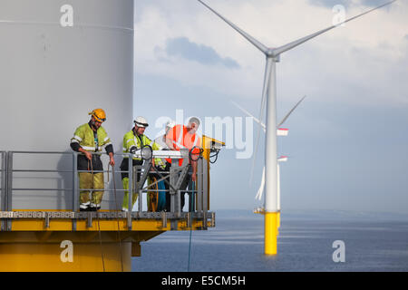 Les travailleurs sur un mât de l'éolienne sur la mor de Gwynt y ferme éolienne au large de la côte nord du Pays de Galles au cours de la phase de construction en 2014. Banque D'Images