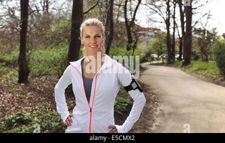 Belle jeune femme confiante et remise en forme en plein air. Caucasian female runner en forêt pour la formation. Banque D'Images