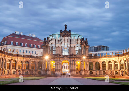 Le Palais Zwinger à Dresde la nuit, Saxe, Allemagne, Europe Banque D'Images