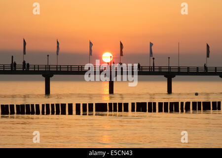 Les brise-lames ou d'épis, Pier, coucher de soleil, mer Baltique, Zingst Fischland-darss-Zingst, péninsule, Mecklembourg-Poméranie-Occidentale Banque D'Images